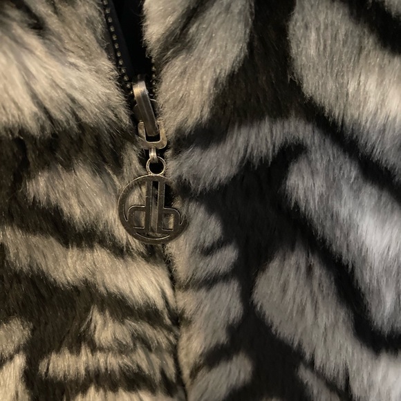 Faux Fur Women Coat size 2xl - Picture 6 of 8